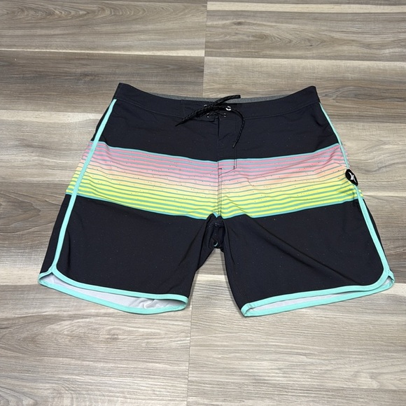 🏴 Hurley Black and Green Board Shorts Modern Design size 34 - Picture 3 of 7